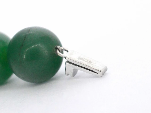 Halsketting met jade edelsteen en een witgouden sluiting met diamant - afbeelding 8 van  10