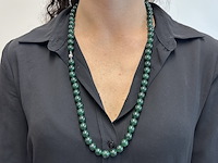 Halsketting met jade edelsteen en een witgouden sluiting met diamant - afbeelding 2 van  9