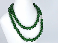 Halsketting met jade edelsteen en een witgouden sluiting met diamant - afbeelding 5 van  9