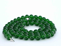Halsketting met jade edelsteen en een witgouden sluiting met diamant - afbeelding 8 van  9