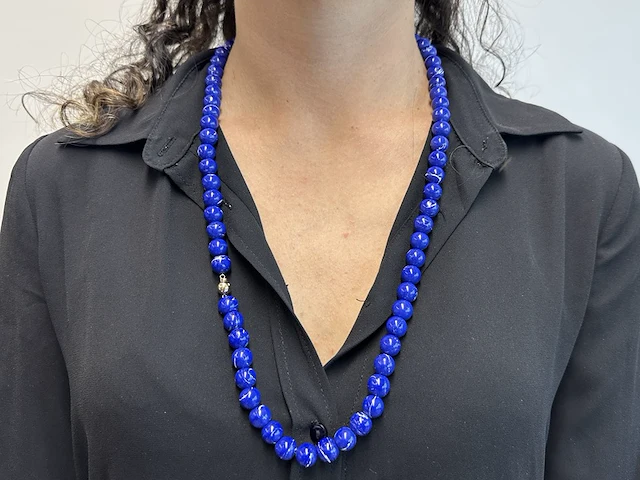 Halsketting met lapis lazuli edelsteen en een gouden sluiting met diamant - afbeelding 2 van  7