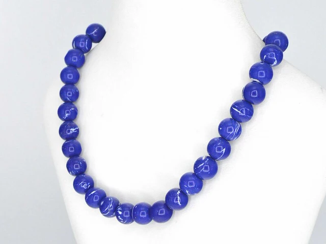 Halsketting met lapis lazuli edelsteen en een gouden sluiting met diamant - afbeelding 4 van  7