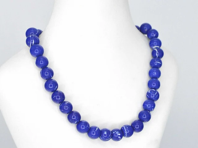 Halsketting met lapis lazuli edelsteen en een gouden sluiting met diamant - afbeelding 5 van  7