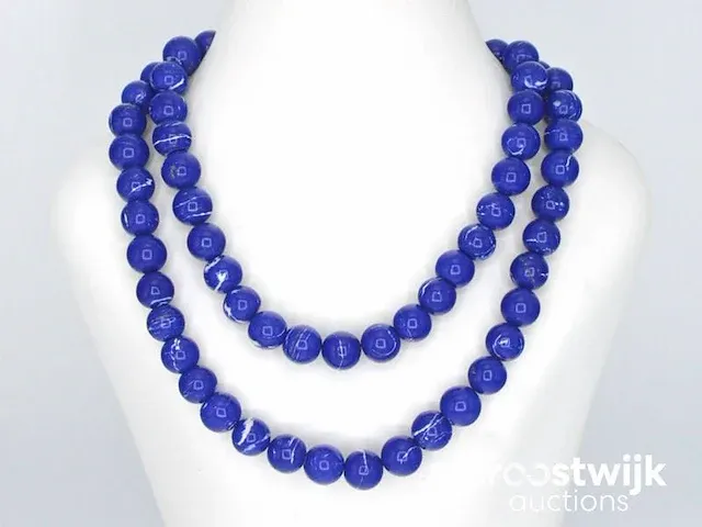 Halsketting met lapis lazuli edelsteen en een witgouden sluiting met diamant - afbeelding 1 van  8