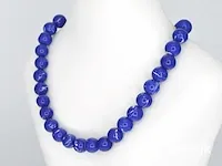 Halsketting met lapis lazuli edelsteen en een witgouden sluiting met diamant - afbeelding 2 van  8