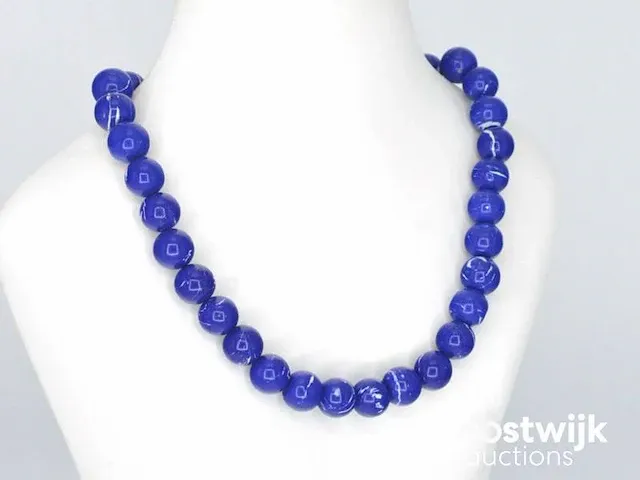 Halsketting met lapis lazuli edelsteen en een witgouden sluiting met diamant - afbeelding 3 van  8
