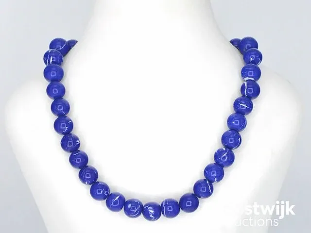 Halsketting met lapis lazuli edelsteen en een witgouden sluiting met diamant - afbeelding 6 van  8