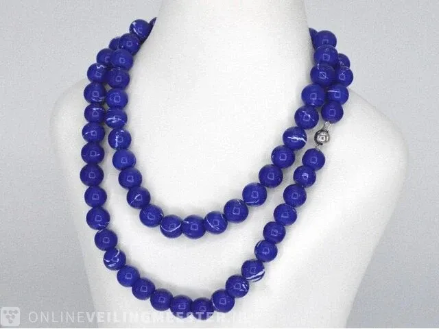 Halsketting met lapis lazuli edelsteen en een witgouden sluiting met diamant - afbeelding 1 van  9