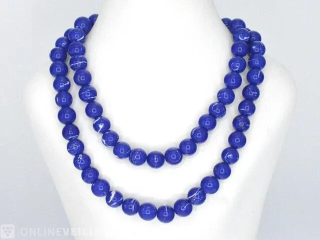 Halsketting met lapis lazuli edelsteen en een witgouden sluiting met diamant - afbeelding 2 van  9
