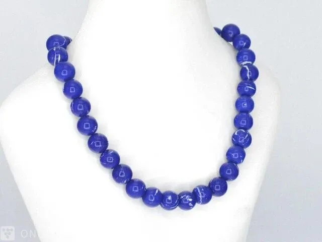 Halsketting met lapis lazuli edelsteen en een witgouden sluiting met diamant - afbeelding 4 van  9