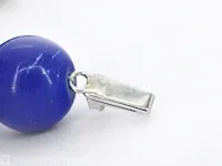 Halsketting met lapis lazuli edelsteen en een witgouden sluiting met diamant - afbeelding 8 van  9