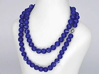 Halsketting met lapis lazuli edelsteen en een witgouden sluiting met diamant - afbeelding 1 van  9