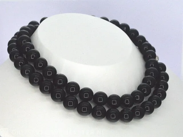 Halsketting met onix edelsteen en een witgouden sluiting met diamant - afbeelding 2 van  8