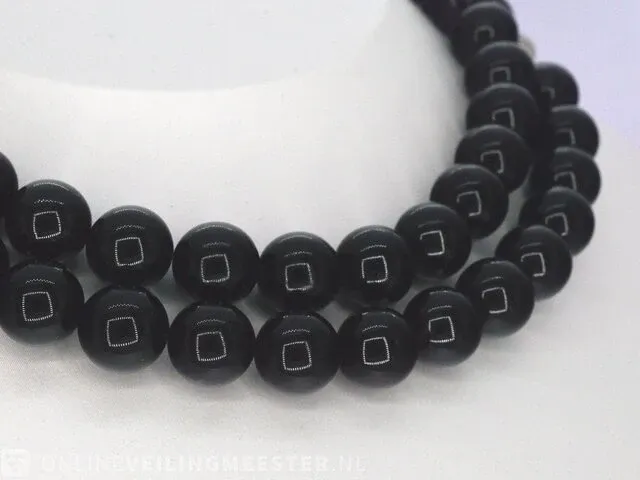 Halsketting met onix edelsteen en een witgouden sluiting met diamant - afbeelding 3 van  8