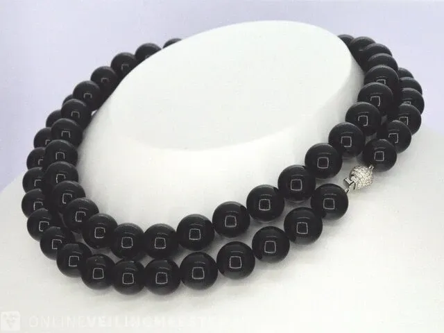 Halsketting met onix edelsteen en een witgouden sluiting met diamant - afbeelding 4 van  8