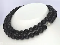 Halsketting met onix edelsteen en een witgouden sluiting met diamant - afbeelding 4 van  8