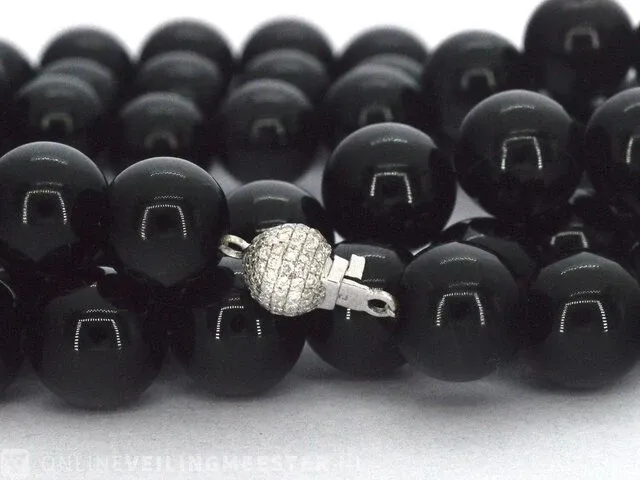 Halsketting met onix edelsteen en een witgouden sluiting met diamant - afbeelding 5 van  8