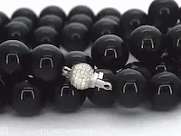 Halsketting met onix edelsteen en een witgouden sluiting met diamant - afbeelding 5 van  8