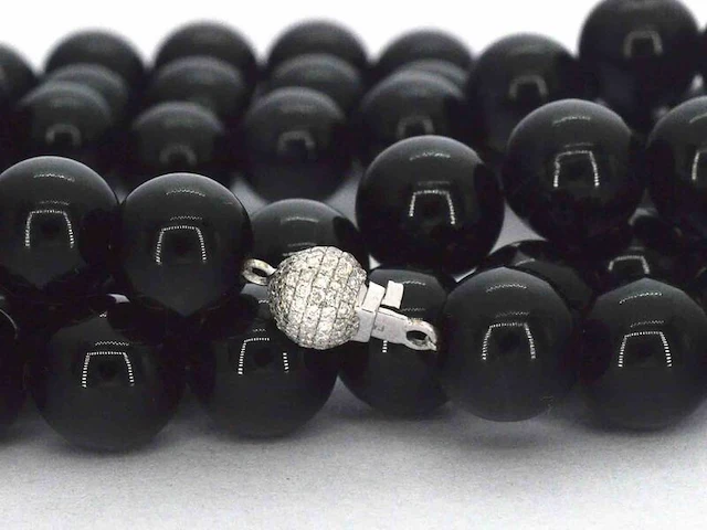 Halsketting met onix edelsteen en een witgouden sluiting met diamant - afbeelding 7 van  10