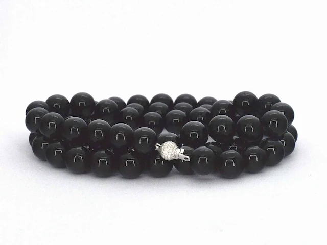 Halsketting met onix edelsteen en een witgouden sluiting met diamant - afbeelding 8 van  10