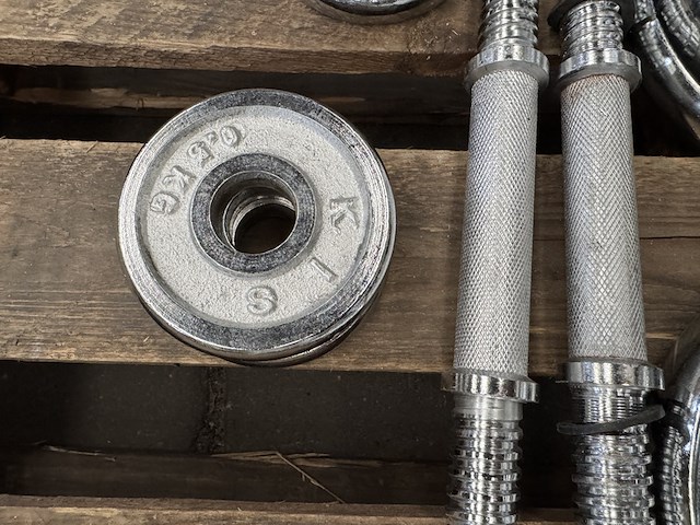 Halterset (totaal 15 halterschijven: 2x 5 kg, 2x 2,5 kg, 5x 2,25 kg, 3x 0,75 kg, 3x 0,5 kg) - afbeelding 5 van  10