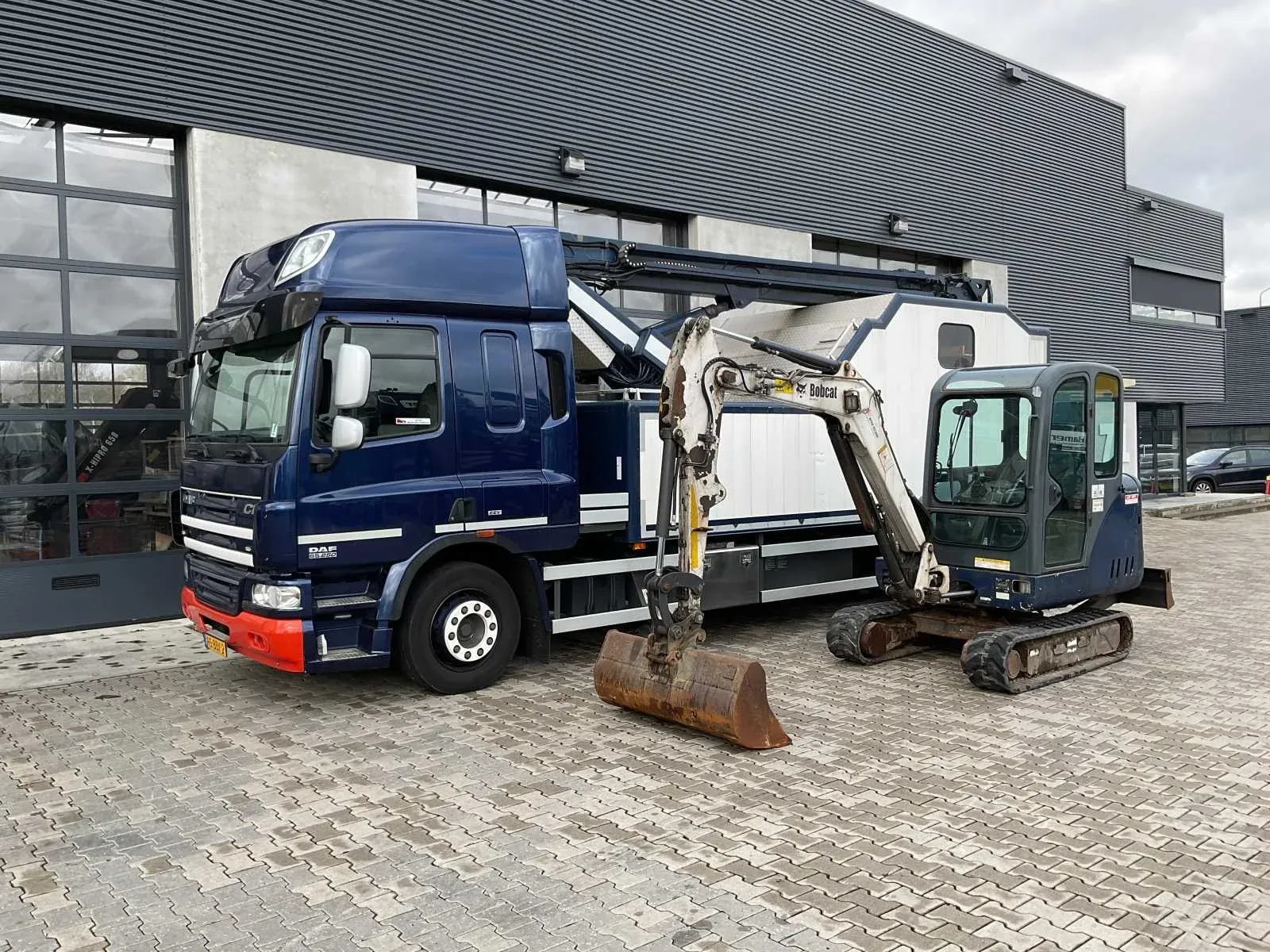 Hamer b.v. vrachtwagens, opleggers, hoogwerkers, containers en overtollig materiaal.