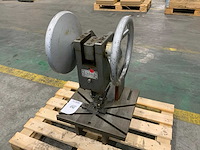 Handbediende ponsmachine - afbeelding 1 van  4