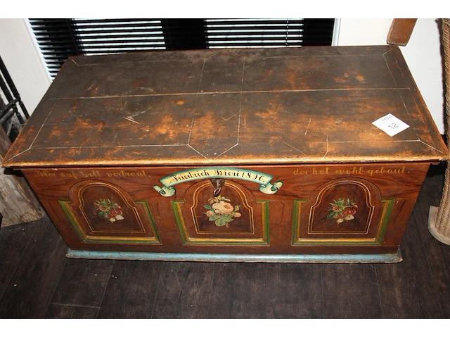 Handbeschilderde dekenkist met zwitsers motief. afmeting 118 x 57 x 55cm. - afbeelding 1 van  4
