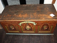 Handbeschilderde dekenkist met zwitsers motief. afmeting 118 x 57 x 55cm. - afbeelding 1 van  4