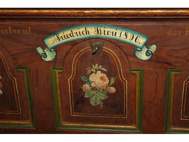 Handbeschilderde dekenkist met zwitsers motief. afmeting 118 x 57 x 55cm. - afbeelding 2 van  4