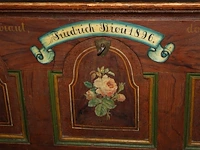 Handbeschilderde dekenkist met zwitsers motief. afmeting 118 x 57 x 55cm. - afbeelding 2 van  4
