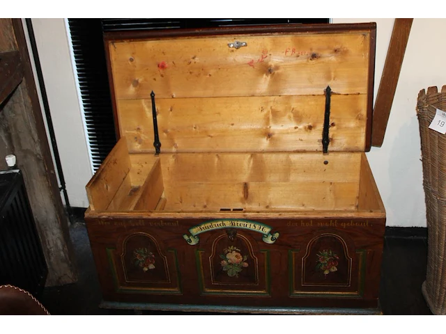 Handbeschilderde dekenkist met zwitsers motief. afmeting 118 x 57 x 55cm. - afbeelding 3 van  4