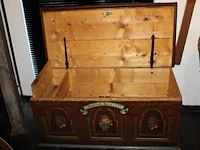 Handbeschilderde dekenkist met zwitsers motief. afmeting 118 x 57 x 55cm. - afbeelding 3 van  4