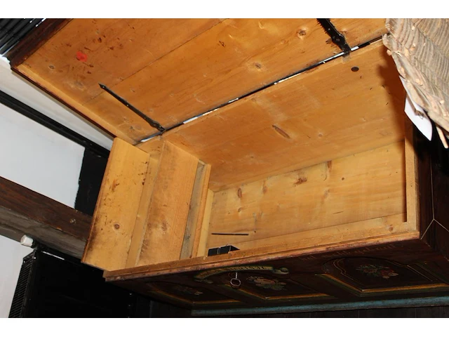 Handbeschilderde dekenkist met zwitsers motief. afmeting 118 x 57 x 55cm. - afbeelding 4 van  4