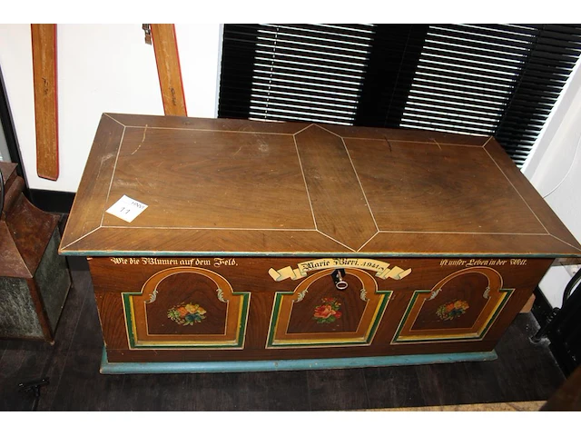 Handbeschilderde dekenkist met zwitsers motief. afmeting 132 x 60 x 60cm. - afbeelding 1 van  3