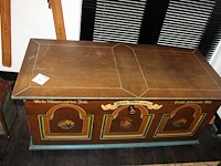 Handbeschilderde dekenkist met zwitsers motief. afmeting 132 x 60 x 60cm. - afbeelding 1 van  3
