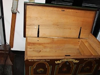 Handbeschilderde dekenkist met zwitsers motief. afmeting 132 x 60 x 60cm. - afbeelding 2 van  3