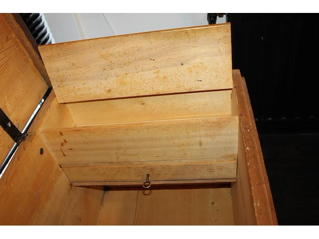 Handbeschilderde dekenkist met zwitsers motief. afmeting 132 x 60 x 60cm. - afbeelding 3 van  3