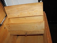 Handbeschilderde dekenkist met zwitsers motief. afmeting 132 x 60 x 60cm. - afbeelding 3 van  3