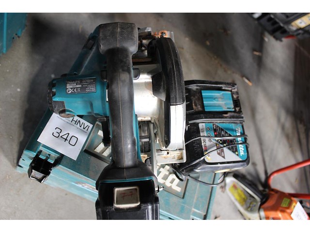 Handcirkelzaag makita met accu en lader in kunststof koffer. defect aan klembeugel. - afbeelding 2 van  3