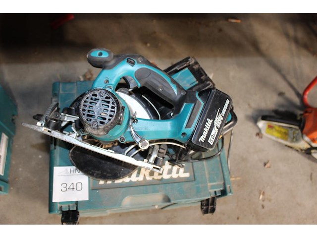 Handcirkelzaag makita met accu en lader in kunststof koffer. defect aan klembeugel. - afbeelding 3 van  3