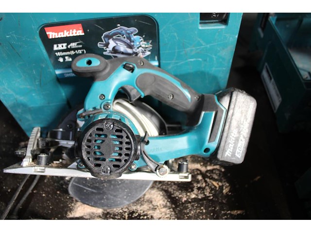 Handcirkelzaag makita met accu en lader in kunststof koffer. - afbeelding 2 van  3