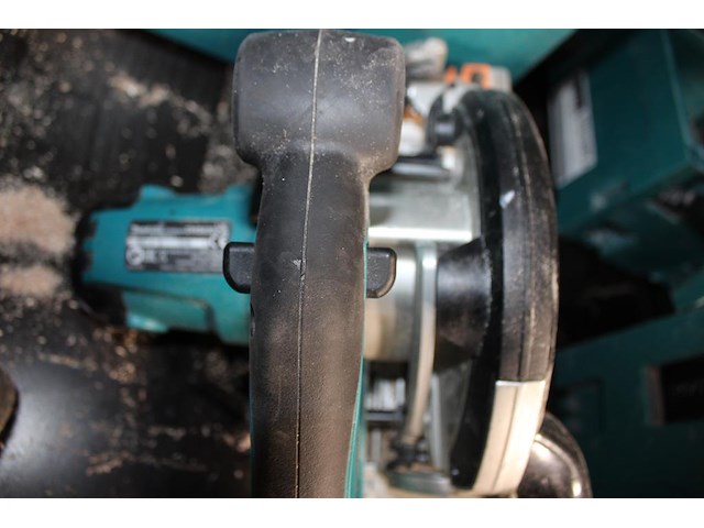 Handcirkelzaag makita met accu en lader in kunststof koffer. - afbeelding 3 van  3