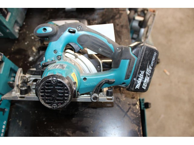 Handcirkelzaag makita met accu en lader. - afbeelding 3 van  4