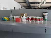 Handcrèmes, zeep en reinigingsdoekjes op schap - afbeelding 1 van  2