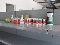 Handcrèmes, zeep en reinigingsdoekjes op schap - afbeelding 2 van  2