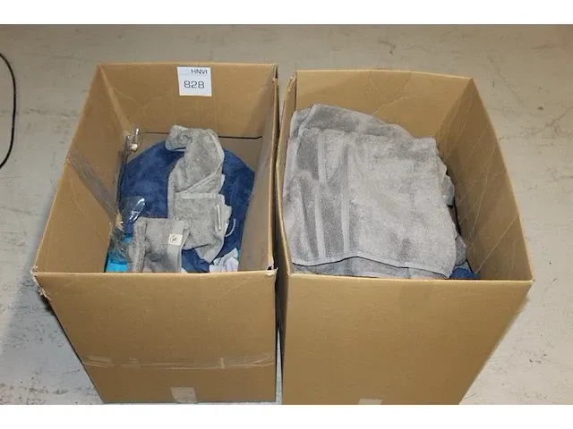 Handdoeken, gastendoeken en washandjes in diverse kleuren en uitvoeringen in twee dozen. - afbeelding 1 van  3