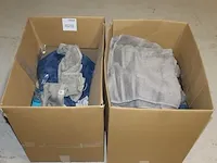 Handdoeken, gastendoeken en washandjes in diverse kleuren en uitvoeringen in twee dozen. - afbeelding 1 van  3