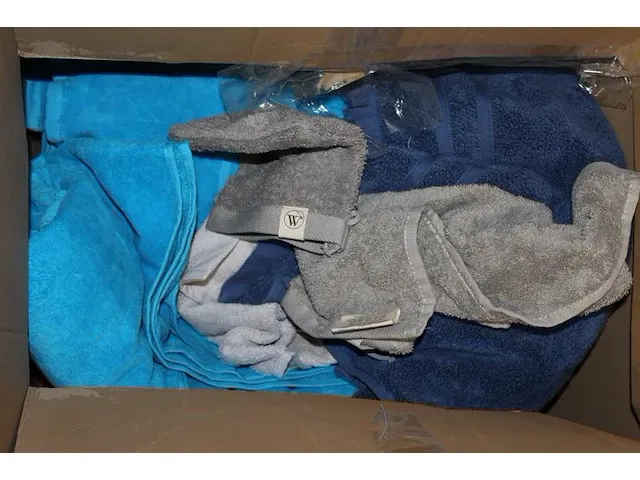 Handdoeken, gastendoeken en washandjes in diverse kleuren en uitvoeringen in twee dozen. - afbeelding 2 van  3