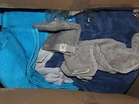 Handdoeken, gastendoeken en washandjes in diverse kleuren en uitvoeringen in twee dozen. - afbeelding 2 van  3